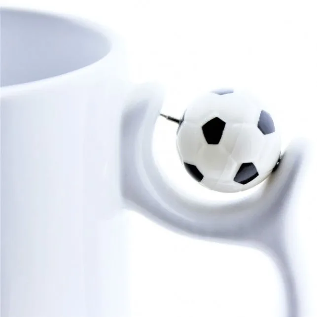 Taza blanca asa balón fútbol personalizada — vista 2